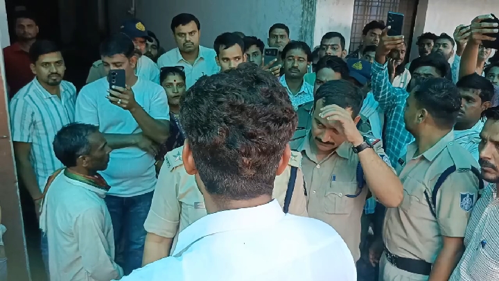 नीट विरोध प्रदर्शन में युवक ने लगाए 'सोनम वांगचुक मुर्दाबाद' के नारे
