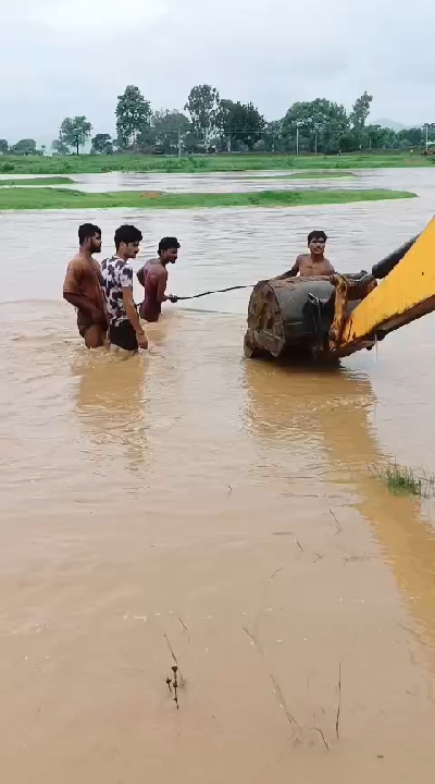 केशला नदी का अचानक बढ़ा जलस्तर, तेज बहाव में डूबा ट्रैक्टर