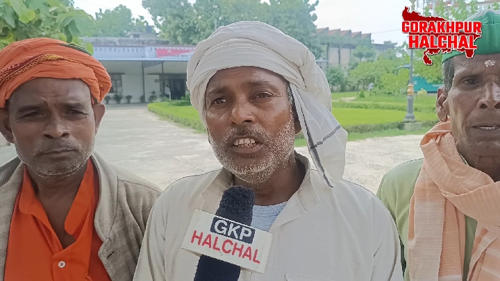 100 बिजली खंभे और 3 ट्रांसफार्मर मांगने डीएम दफ्तर पहुंचे प्रधान प्रतिनिधि