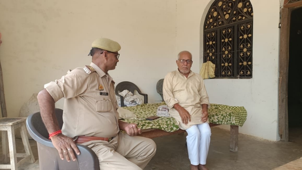 महुली पुलिस ने बुजुर्गों और दिव्यांगों के घर पहुंचकर सुनीं समस्याएं