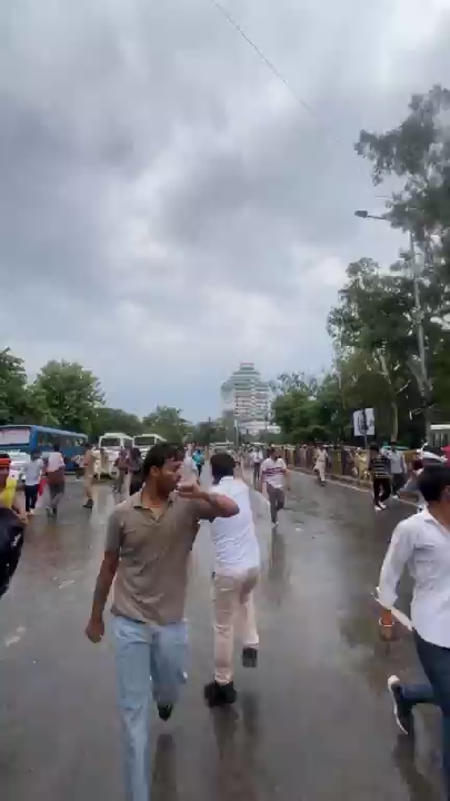 पटना में सड़कों पर उतरे भारी संख्या में छात्र, धर्मेंद्र प्रधान से माँगा इस्तीफा