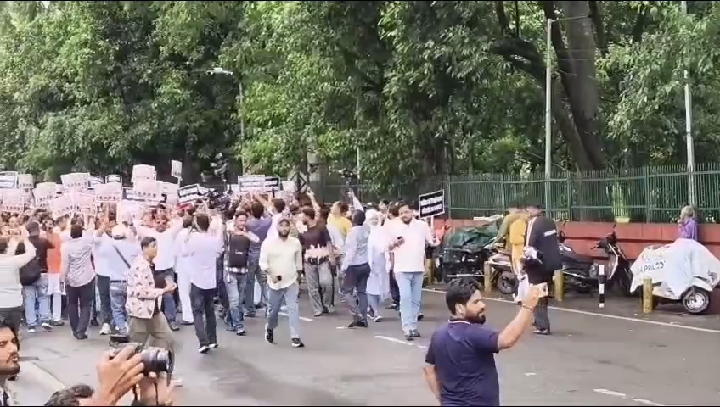 कांग्रेस मुख्यालय घेरने निकली बीजेपी, एश्लेहाल चौक पर पुलिस से हुई नोकझोंक