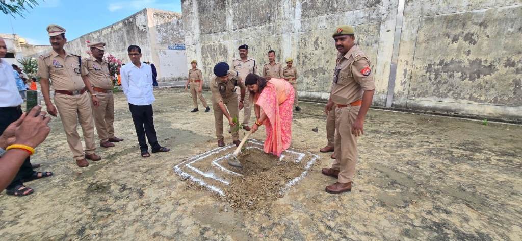 महिला आयोग अध्यक्ष ने संत कबीर नगर जिला कारागार का किया निरीक्षण