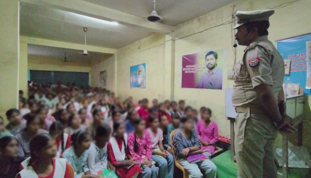 महुली पुलिस की 'बच्चों की पाठशाला', सिखाए AI और सुरक्षा के तरीके