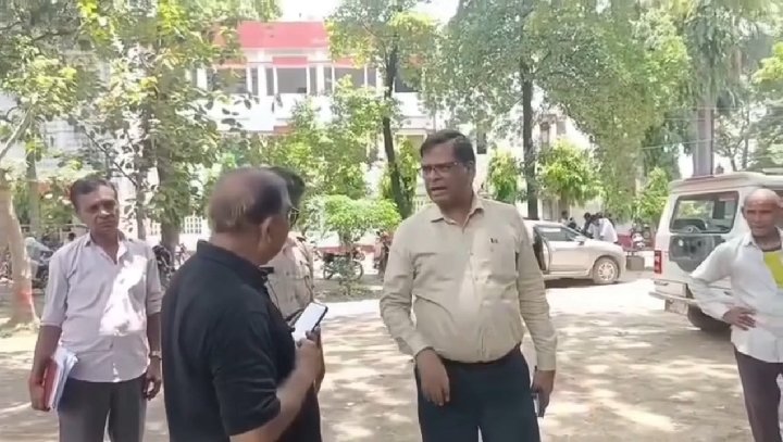 शांतिपूर्ण धरने पर बिगड़े सिटी मजिस्ट्रेट, कार्यकर्ताओं को दी पुलिस की धमकी
