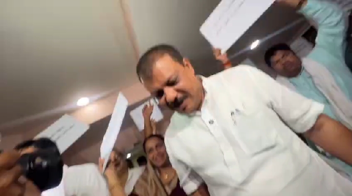 विधानसभा परिसर में कांग्रेस का प्रदर्शन, सरकार पर ध्यान भटकाने का आरोप