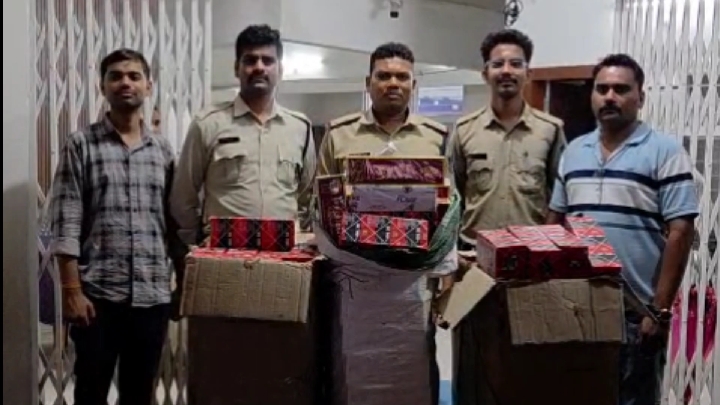 दो दुकानों से लाखों की नकली और प्रतिबंधित सिगरेट जब्त