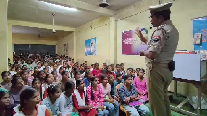 महुली पुलिस ने लगाई 'बच्चों की पाठशाला', एआई और साइबर सुरक्षा के सिखाए गुर
