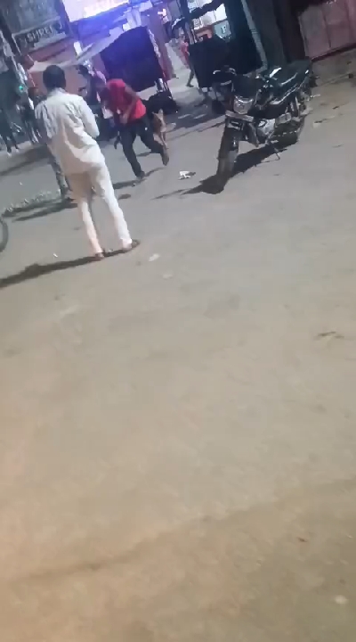 बस स्टैंड पर भाइयों में हिंसक मारपीट, ईंट से वार की कोशिश