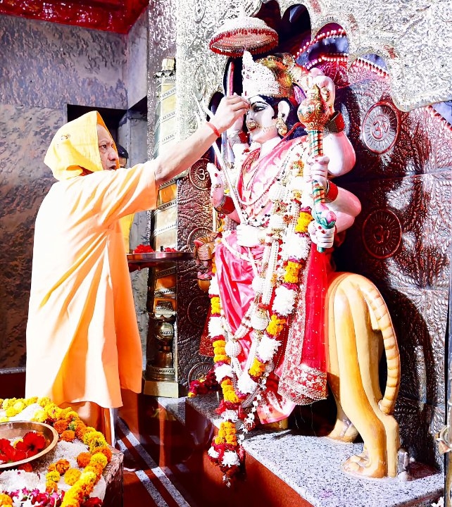 माँ पाटेश्वरी देवी शक्तिपीठ पहुंचे महंत योगी आदित्यनाथ, की सर्वकल्याण की प्रार्थना