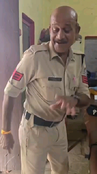 खुद को 'मेजर लाठी' बताने वाले पुलिसकर्मी का अमहिया थाने में हंगामा
