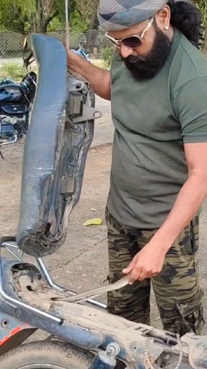 हीरो होंडा बाइक में घुसा घोड़ा पछाड़ सांप, सलमान पठान ने सुरक्षित निकाला