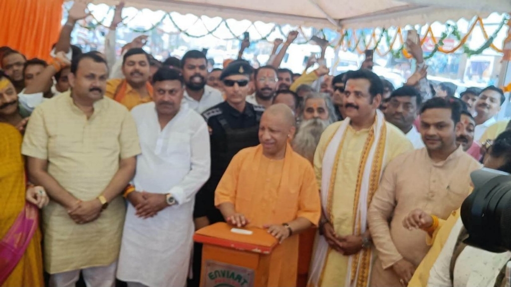 गोरखपुर को मिला पहला सिक्स लेन फ्लाईओवर, CM योगी ने दिए ₹995 करोड़ के प्रोजेक्ट्स