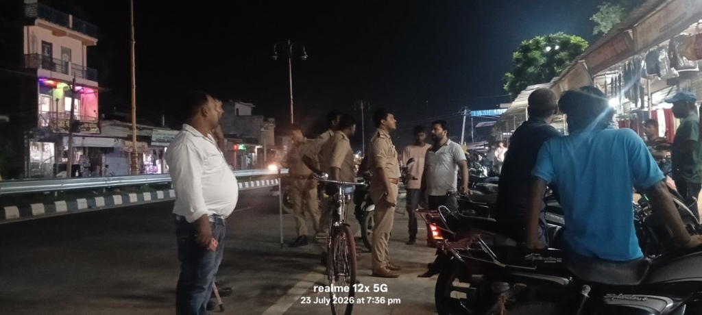 सघन रात्रि गश्त पर निकले चौकी प्रभारी, लोगों से शांति की अपील