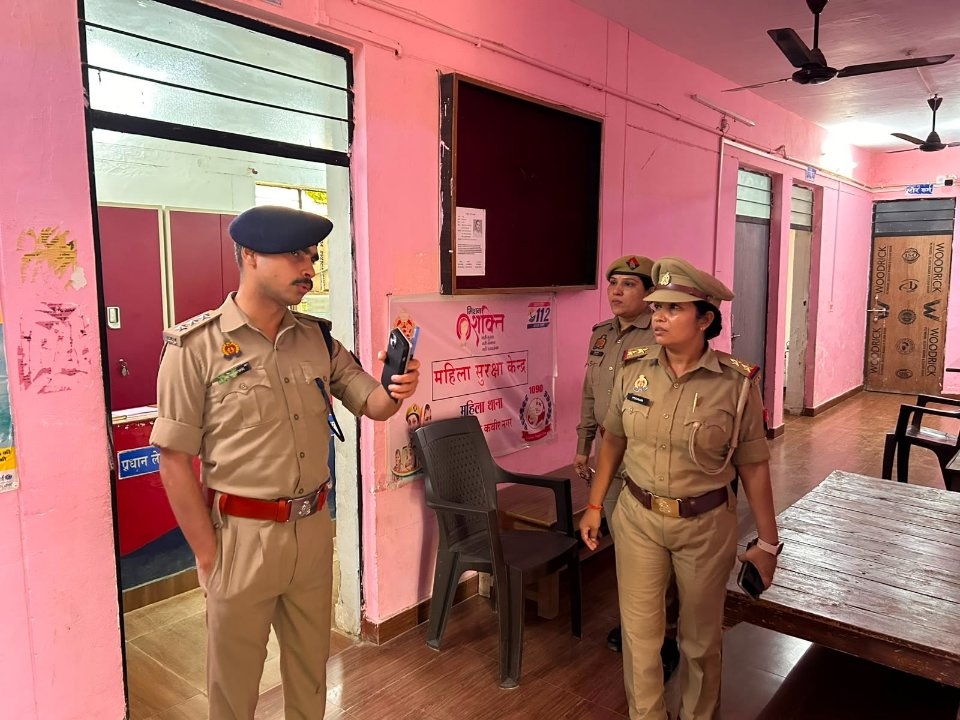 क्षेत्राधिकारी खलीलाबाद ने किया महिला थाने का औचक निरीक्षण