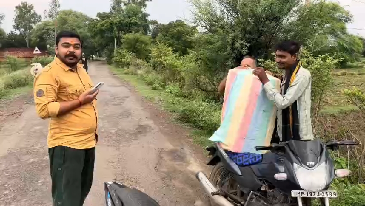मनगवां में समाजसेवियों ने पकड़ी शराब, भाजपा नेत्री गीता मझि पर आरोप