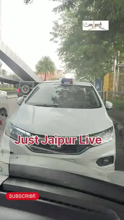 वर्ल्ड ट्रेड पार्क के बाहर लाल बत्ती कार को छूट पर सवाल