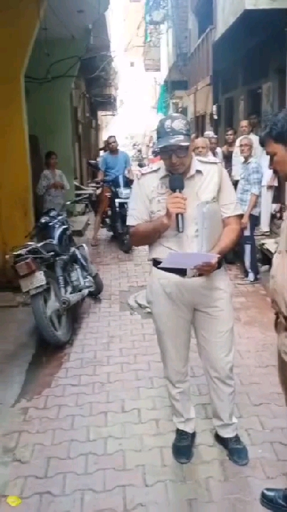 मकोका आरोपी रईस उर्फ मुल्ला के घर चस्पा हुआ कुर्की का नोटिस
