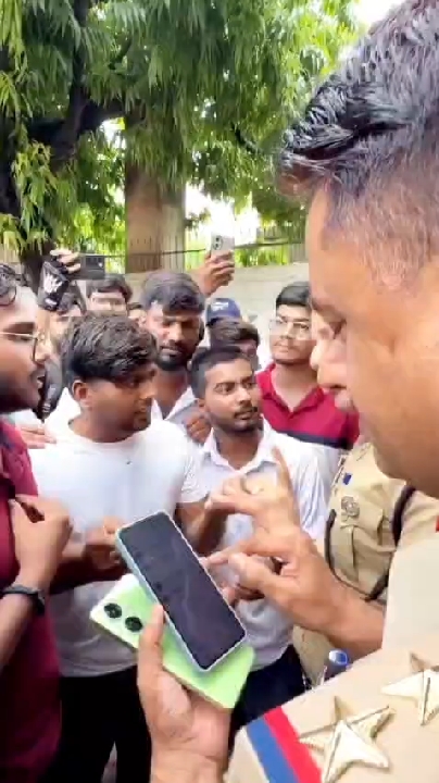 आजमगढ़ में प्रदर्शन करने निकले छात्रों को पुलिस ने दी मुकदमे की धमकी