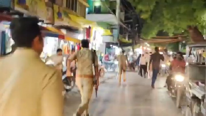 NEET पेपर लीक: कांग्रेस कार्यकर्ताओं का मशाल जुलूस रोकने दौड़ी पुलिस