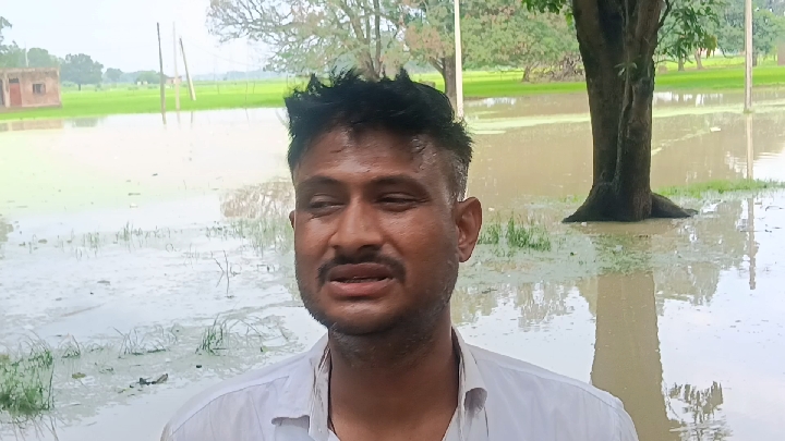 पानी निकासी न होने से बंद हुआ रास्ता, ग्रामीणों ने लगाई न्याय की गुहार