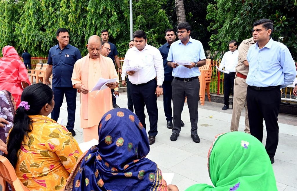 गोरखनाथ मंदिर में मुख्यमंत्री योगी आदित्यनाथ ने सुनीं लोगों की समस्याएं