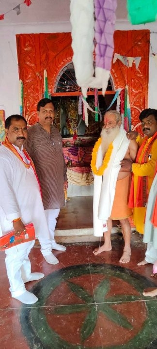 गुरु पूर्णिमा पर राम जानकी मंदिर पहुंचे रवि प्रताप सिंह, गुरुजनों से लिया आशीर्वाद