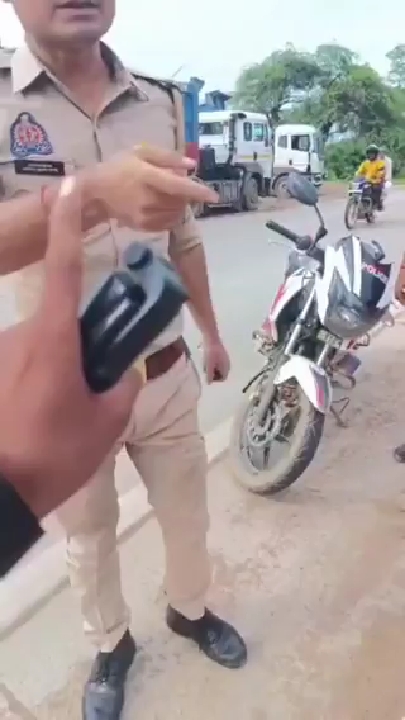 बिना हेलमेट पुलिसकर्मियों का वीडियो बना बोला युवक- मेरा तीन बार चालान कटा है