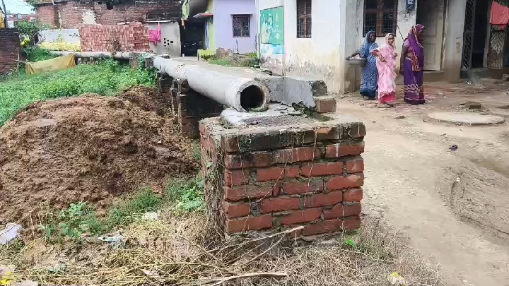 कौड़िया के डीहाघाट में नाली की 'नई तकनीक' पर उठे सवाल