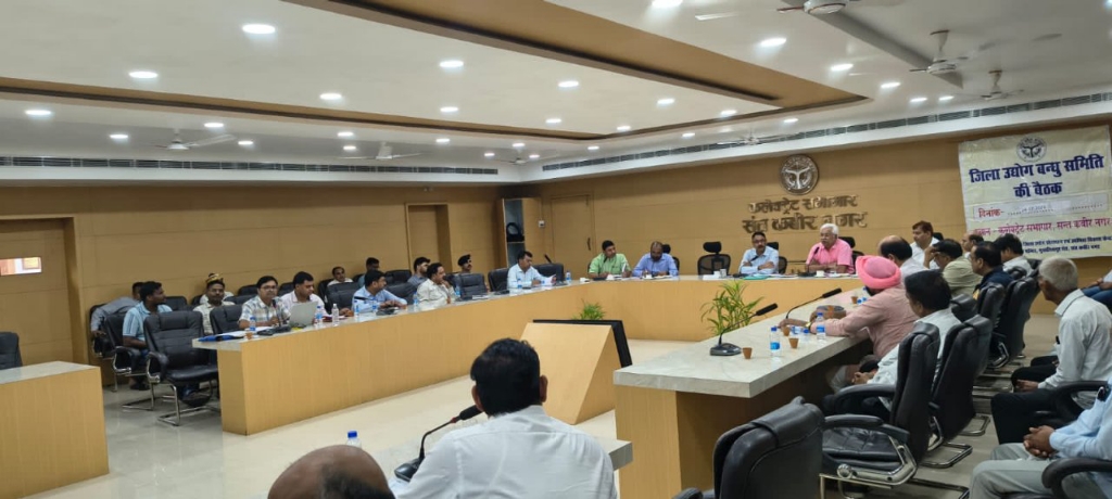 स्वरोजगार योजनाओं की समीक्षा बैठक में जिलाधिकारी ने जताई नाराजगी, दिए सख्त निर्देश