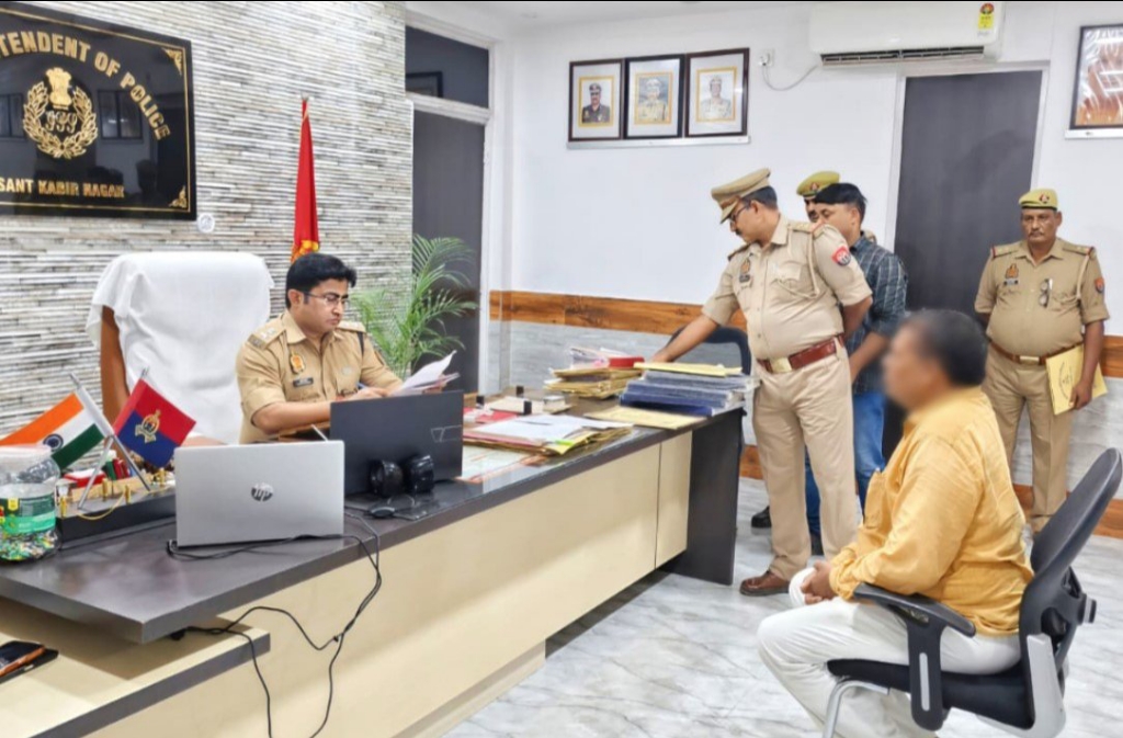 संतकबीरनगर में पुलिस अधीक्षक ने सुनीं जनसमस्याएं, त्वरित निस्तारण के दिए निर्देश
