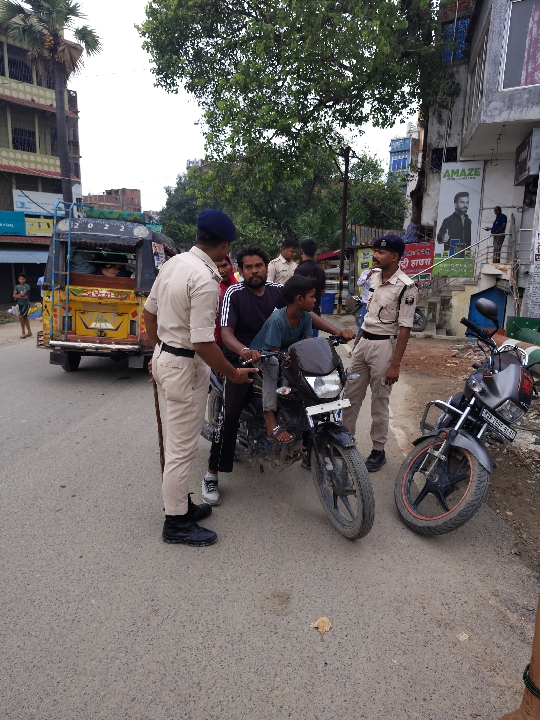 आंदर में पुलिस की वाहन चेकिंग, 10 वाहनों से वसूला 10 हजार जुर्माना