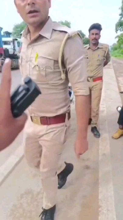बिना हेलमेट दिखे पुलिसकर्मियों का युवक ने बनाया वीडियो, दागे तीखे सवाल