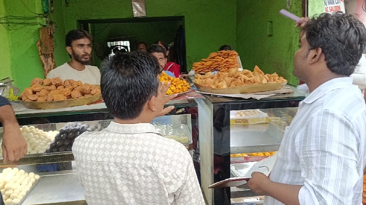 तीसरी चौक पर खाद्य सुरक्षा टीम की छापेमारी, दुकानदारों को सख्त चेतावनी