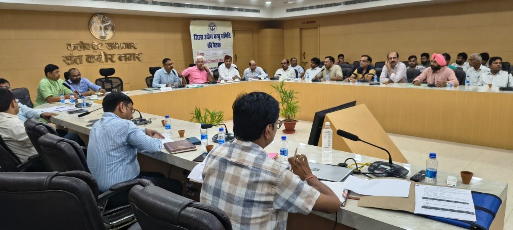 लक्ष्य के अनुरूप प्रगति न होने पर डीएम आलोक कुमार ने जताई नाराजगी