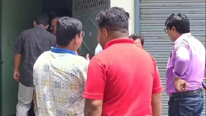 मेडिकल स्टोर की आड़ में चल रहे कथित फर्जी अस्पताल पर स्वास्थ्य विभाग का छापा