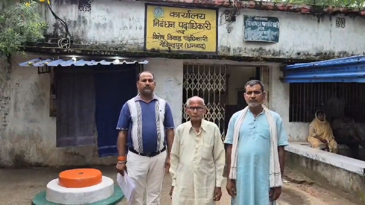 जमीन बेचने के लिए बेटे ने जीवित पिता को बताया मृत