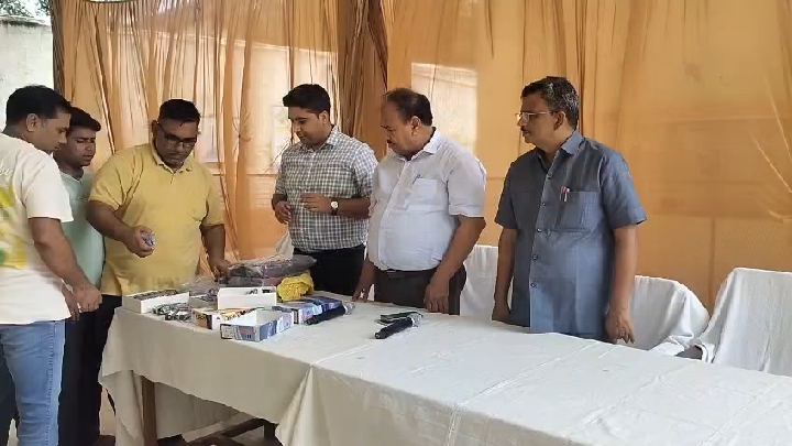48 बंदियों को मिले निःशुल्क चश्मे, जिला कारागार में सफल रहा शिविर