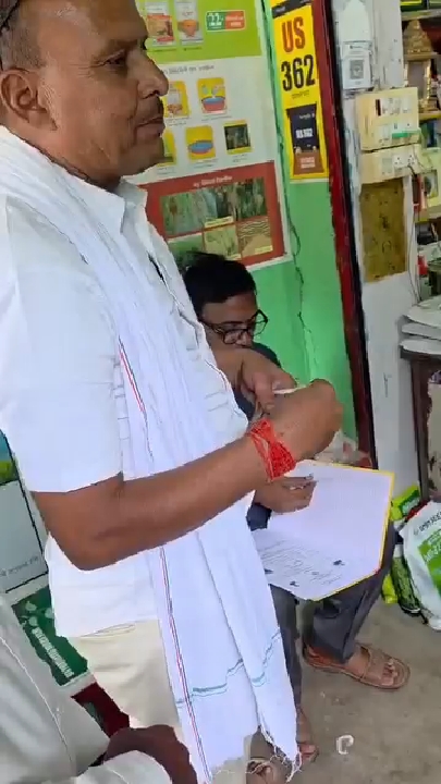 खाद के अधिक दाम लेने पर डिप्टी कलेक्टर से मिले किसान