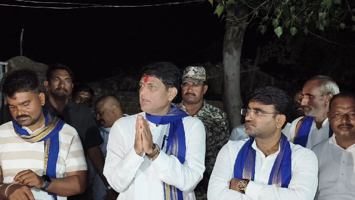 रात 11 बजे भी गांव-गांव घूम रहे दामोदर यादव, प्रचार तेज