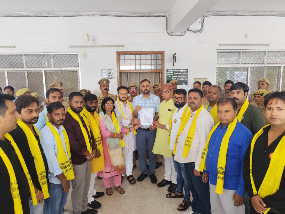 तीन प्रमुख समस्याओं पर व्यापारियों ने डीएम को सौंपा ज्ञापन, दी आंदोलन की चेतावनी