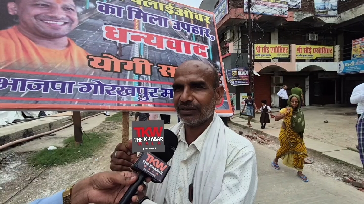 योगी का पोस्टर हाथ में लेकर की तारीफ, वोट पर क्या बोले?