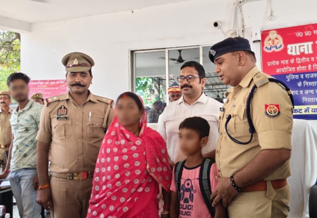 महुली पुलिस और सोशल मीडिया सेल ने भटके बालक अभिनंदन को परिजनों से मिलाया