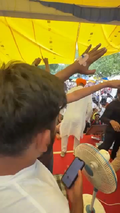 धर्मेंद्र प्रधान के इस्तीफे के बाद जंतर-मंतर पर जश्न का माहौल