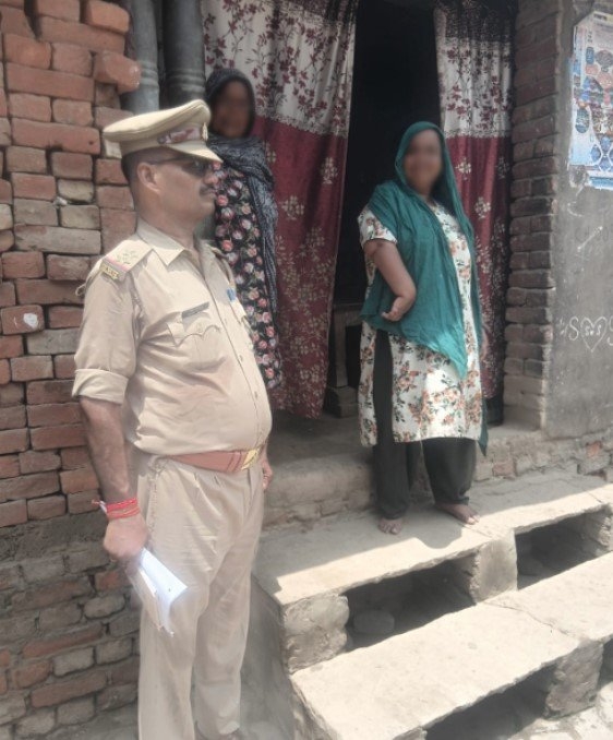 महुली पुलिस ने बुजुर्गों और दिव्यांगों के घर पहुंचकर सुनी समस्याएं