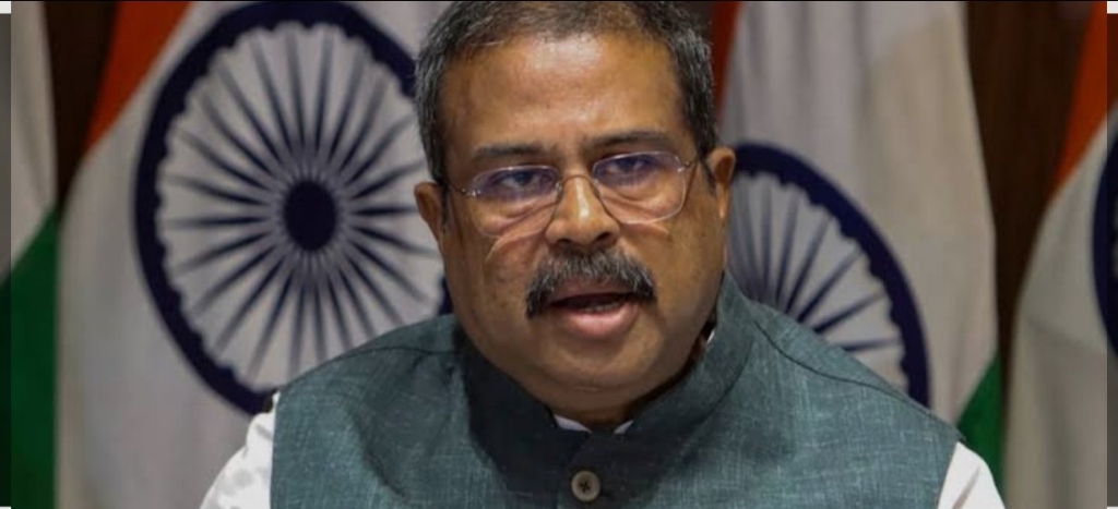 शिक्षा मंत्री धर्मेंद्र प्रधान ने प्रधानमंत्री नरेंद्र मोदी को सौंपा इस्तीफा