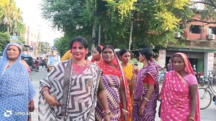 छात्राओं की जीत पर सुमन पासवान ने गुलाल लगाकर दी बधाई