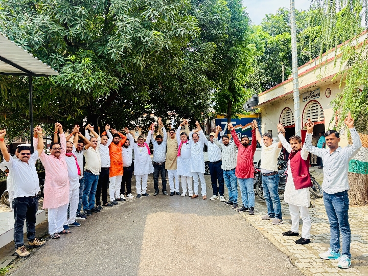देवरिया डीएम कार्यालय पर पूर्वांचल भागीदारी संकल्प मोर्चा का प्रदर्शन, सौंपा ज्ञापन