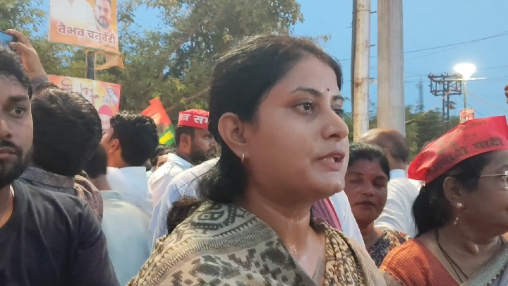छात्र थे आतंकवादी नहीं, जंतर-मंतर पर लाठीचार्ज से भड़कीं सपा कार्यकर्ता अंकिता बाबी