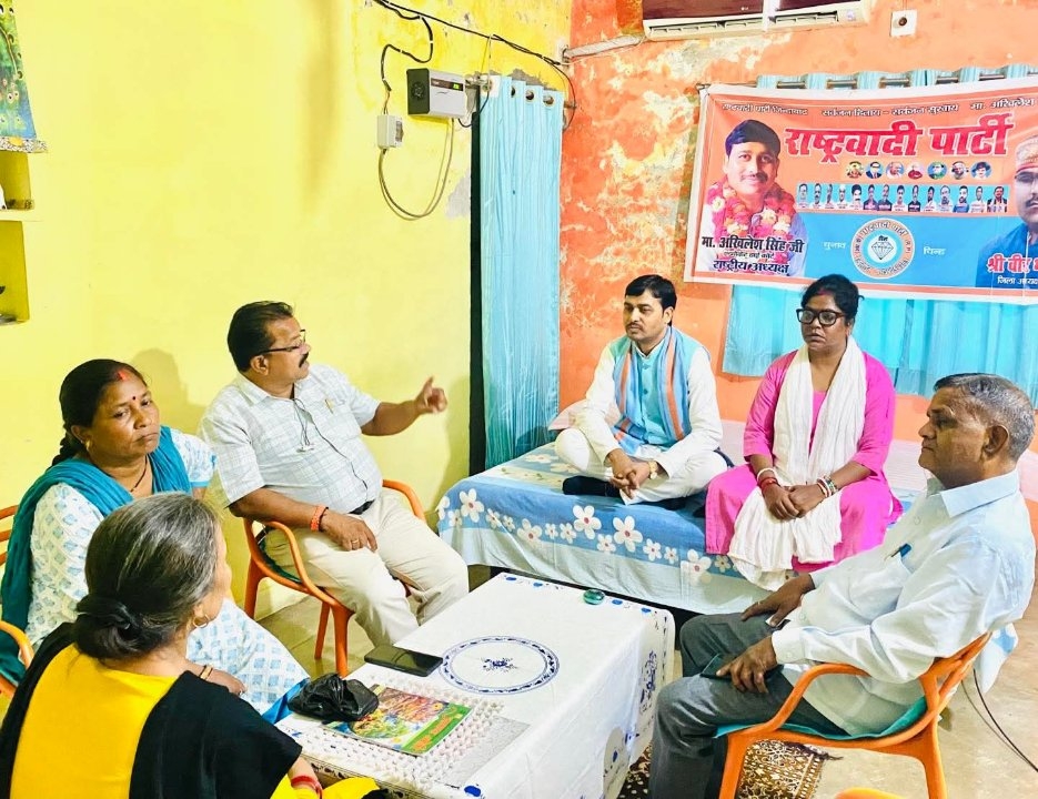 अस्वस्थ पार्टी पदाधिकारी मधुबाला सिंह का हालचाल जानने पहुंचे वरिष्ठ नेता
